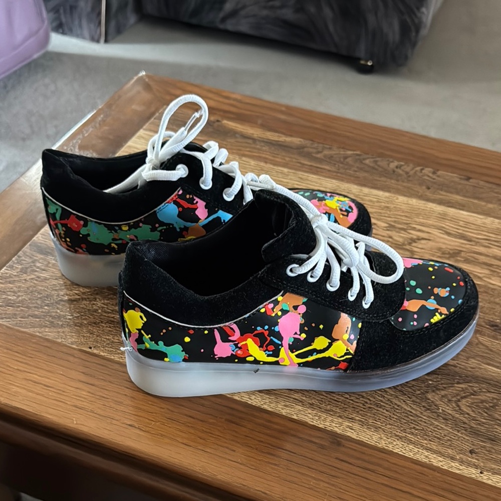 Black Artistic Low-Top Sneakers with White Laces